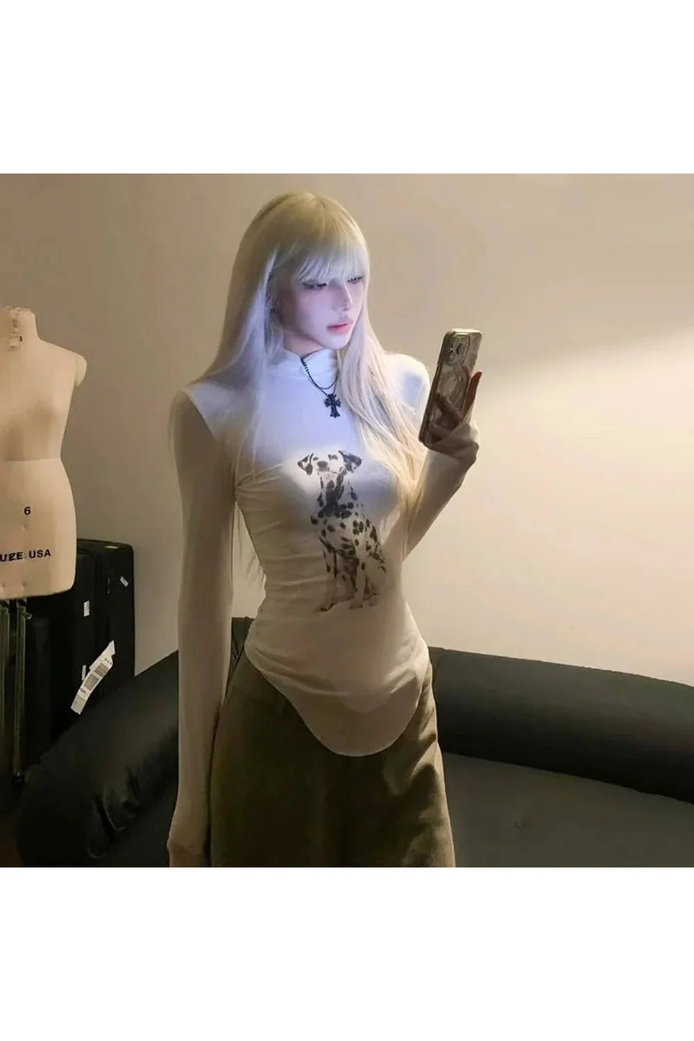 Gotik tarzda iskelet desenli balıkçı yaka uzun kollu üst.