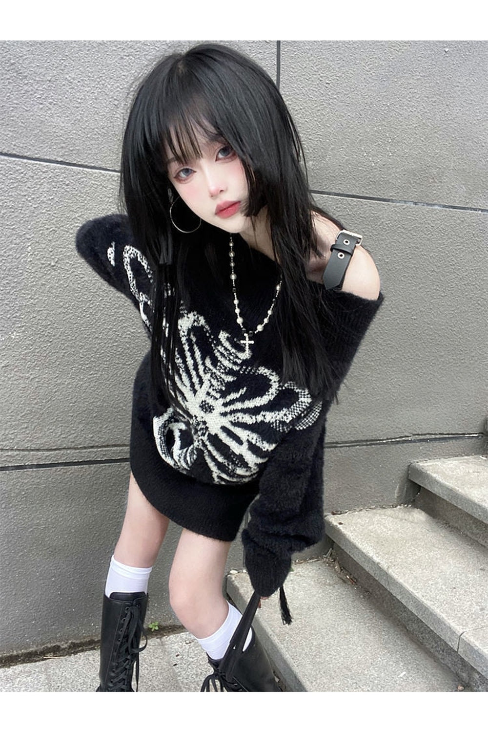 Gotik tarzda desenli kuru kafa detayına sahip sweatshirt.