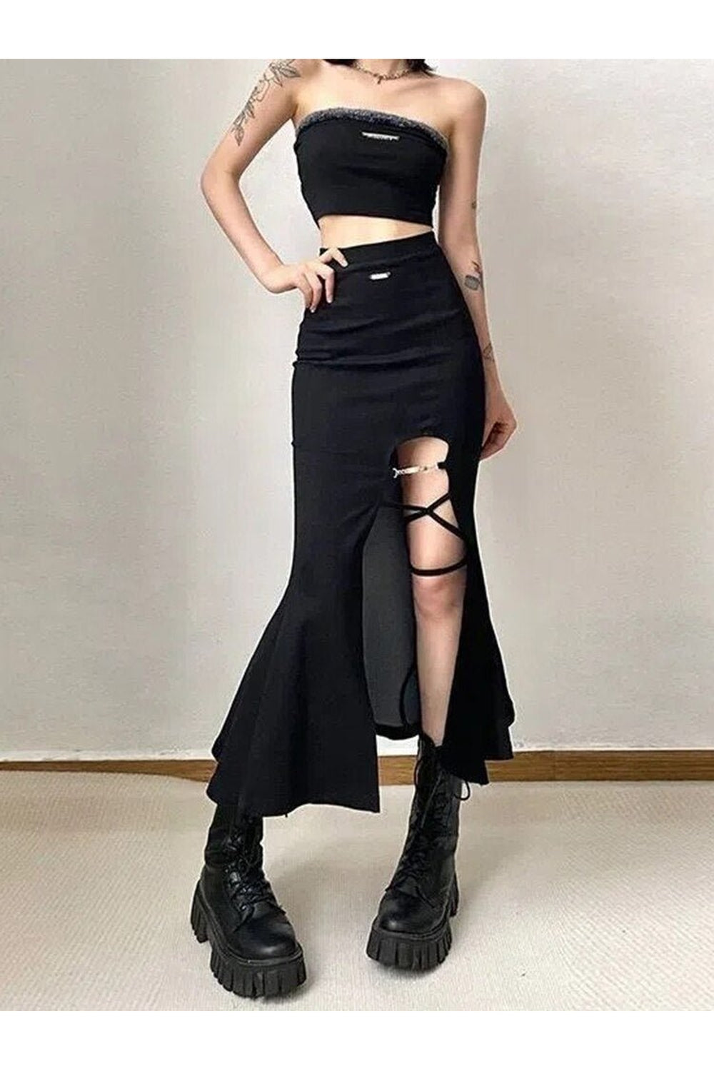 Gotik tarzını yansıtan yırtmaç detaylı deniz kızı etek.