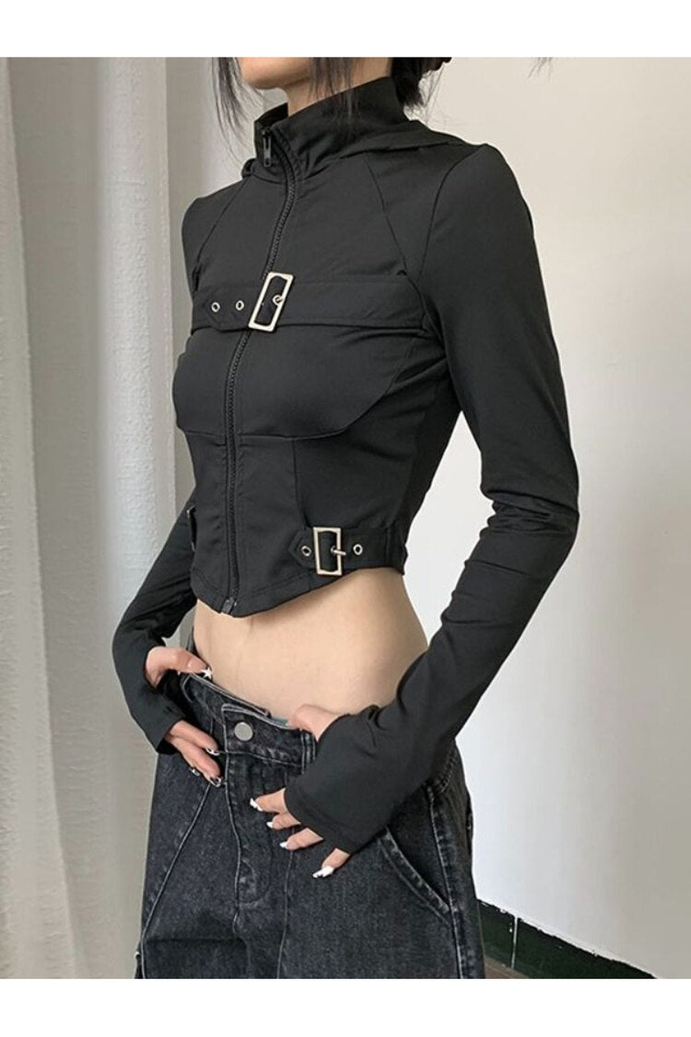 Gotik tarzıyla öne çıkan korse detaylı crop üst.