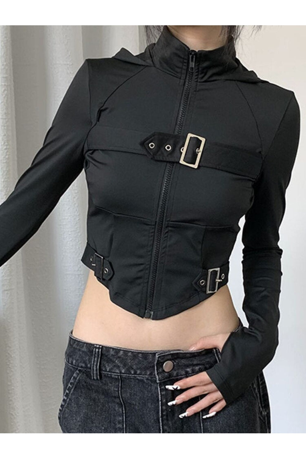 Gotik tarzıyla tasarlanmış korse detaylı crop üst.