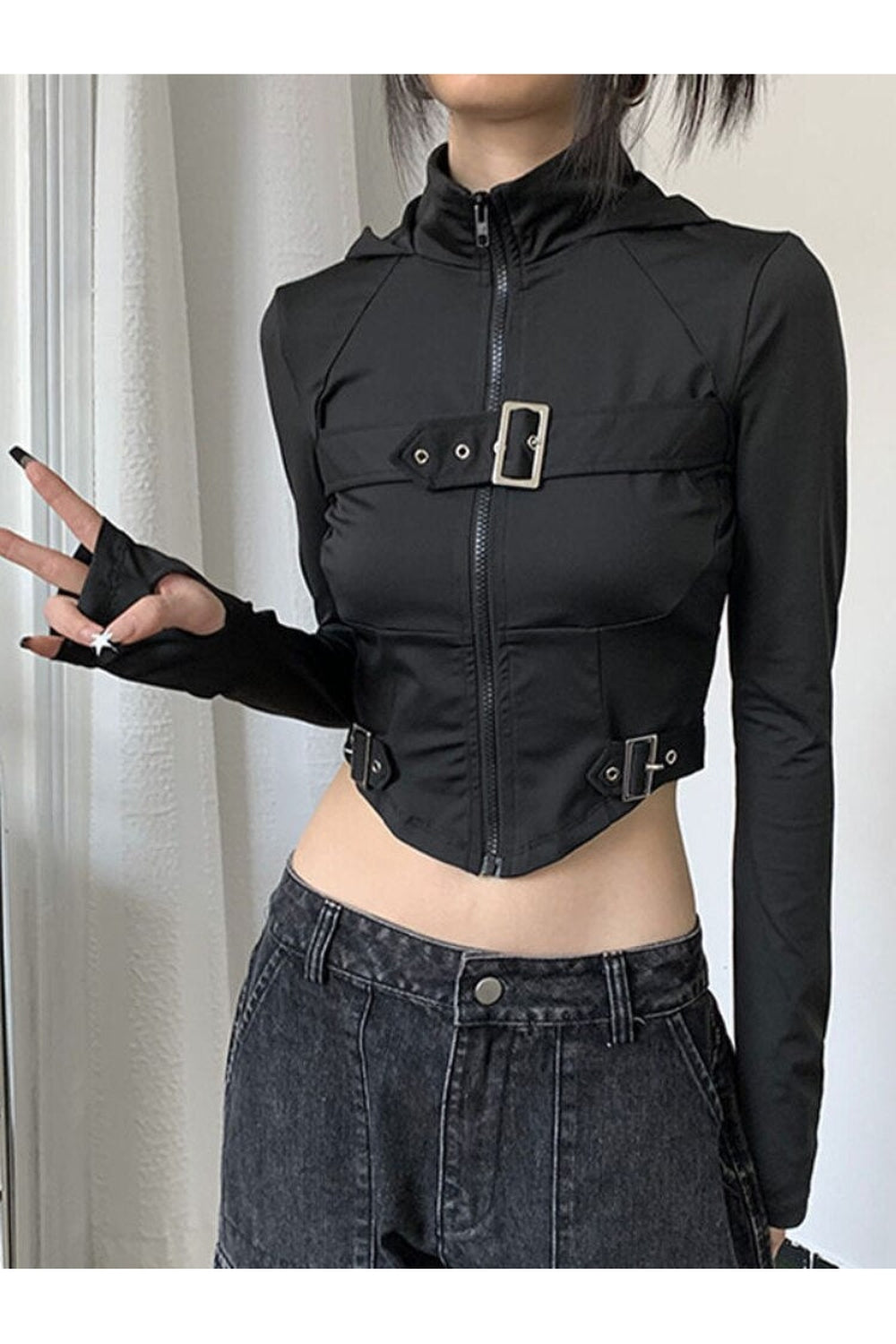 Gotik tarzıyla tasarlanmış, korse detaylı crop üst.