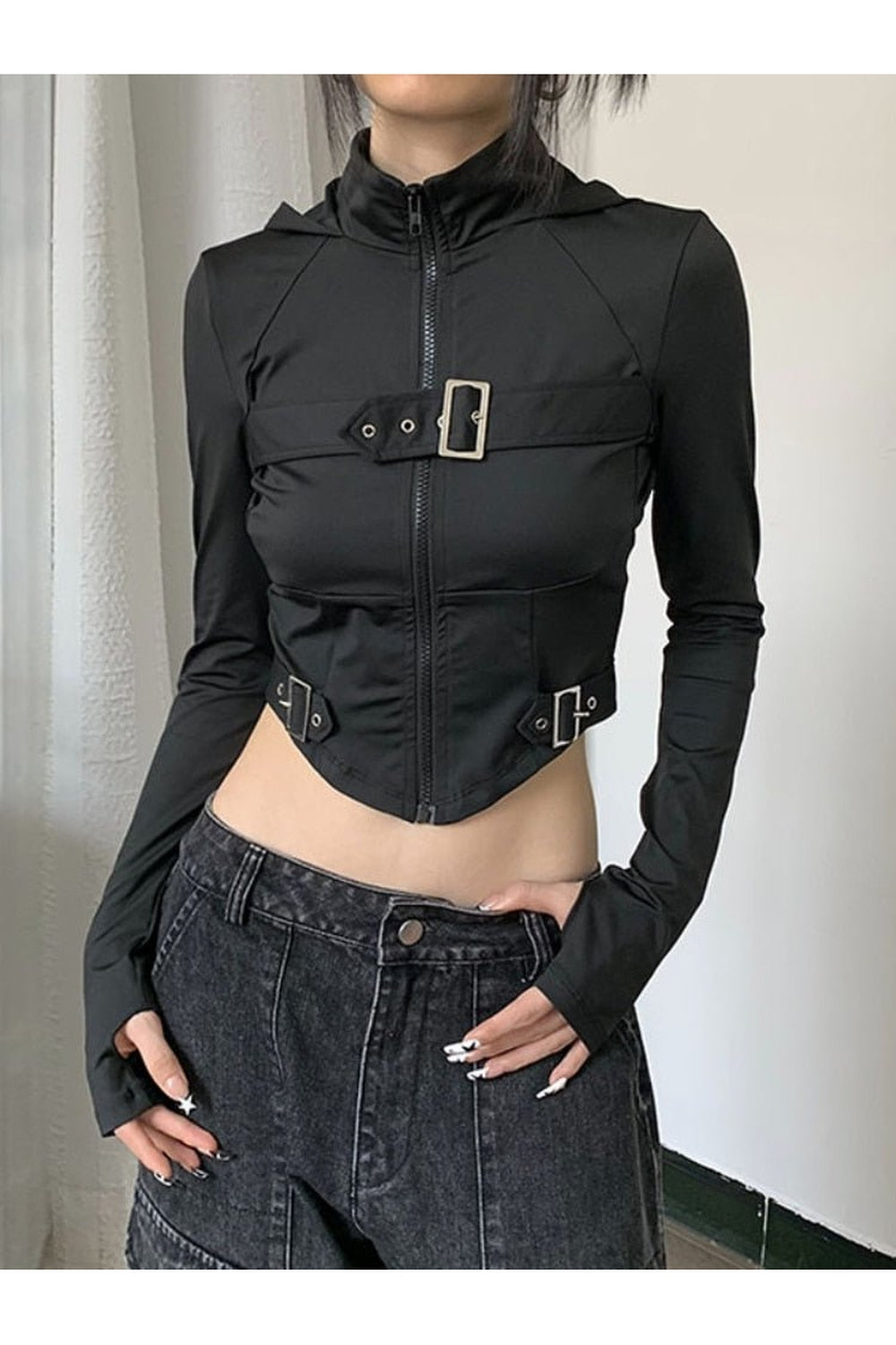 Gotik tarzıyla tasarlanmış korse detaylı crop üst.