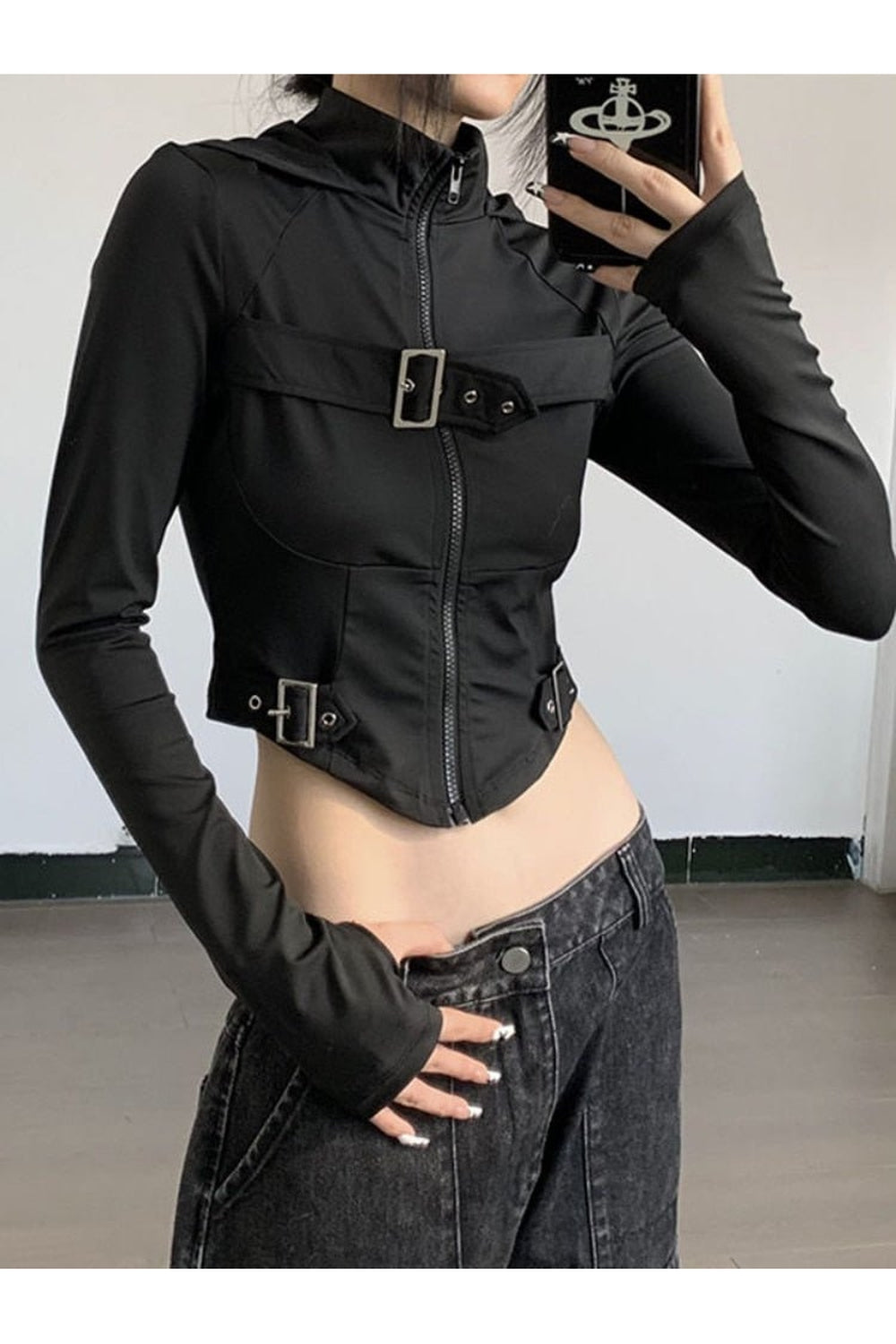 Gotik tarzıyla teknoloji esintilerini birleştiren korse detaylı crop üst.