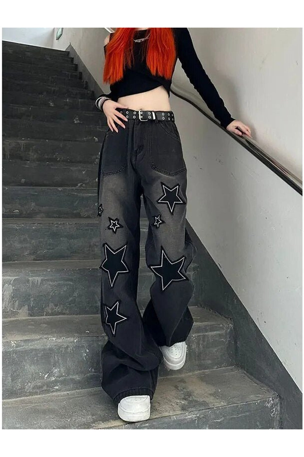 Sonbahar tonlarında degrade yıldızlarla işlemeli kot pantolon.