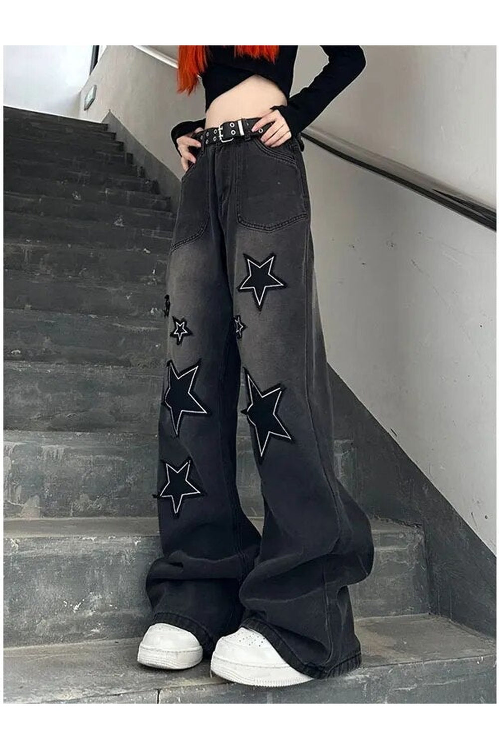 Sonbahar renklerini yansıtan yıldız işlemeli kot pantolon.