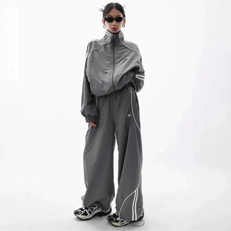 Gri desenli biyeli jogger takım spor giysisi.