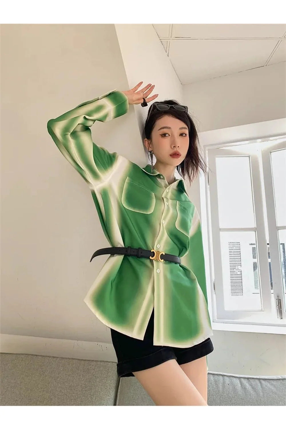 Yeşil tonlarıyla ombre desenli, düğmeli gömlek modeli.