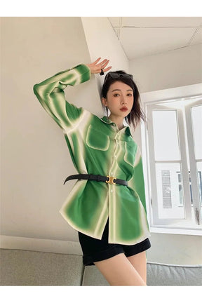 Yeşil tonlarıyla ombre desenli, düğmeli gömlek modeli.