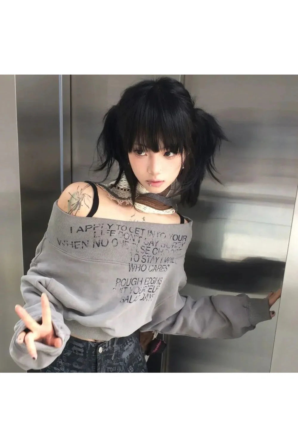 Gri renkli şifre desenli kısa sweatshirt tarzı.
