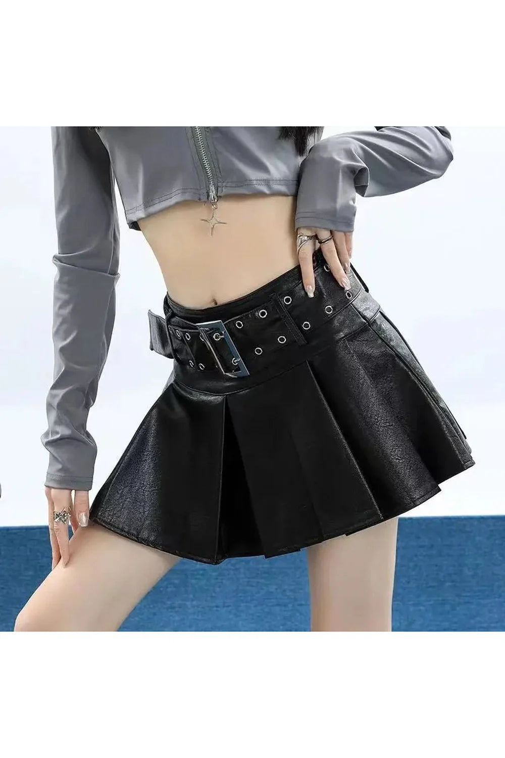 Halkalı detaylarıyla şık deri mini etek modeli.
