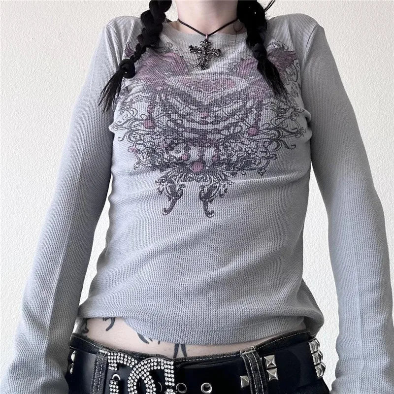 Grunge tarzında melek figürüyle süslenmiş waffle desenli üst.