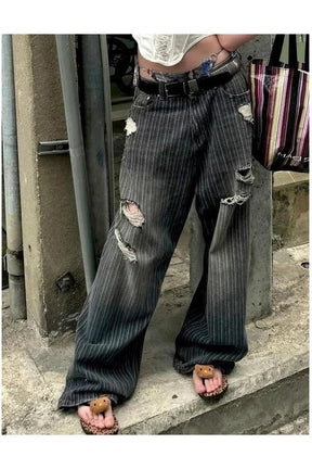Grunge tarzında yırtık çizgili pantolon, sokak modasına uyum sağlar.