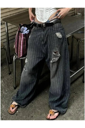 Grunge tarzında yırtık çizgili pantolon modeli.
