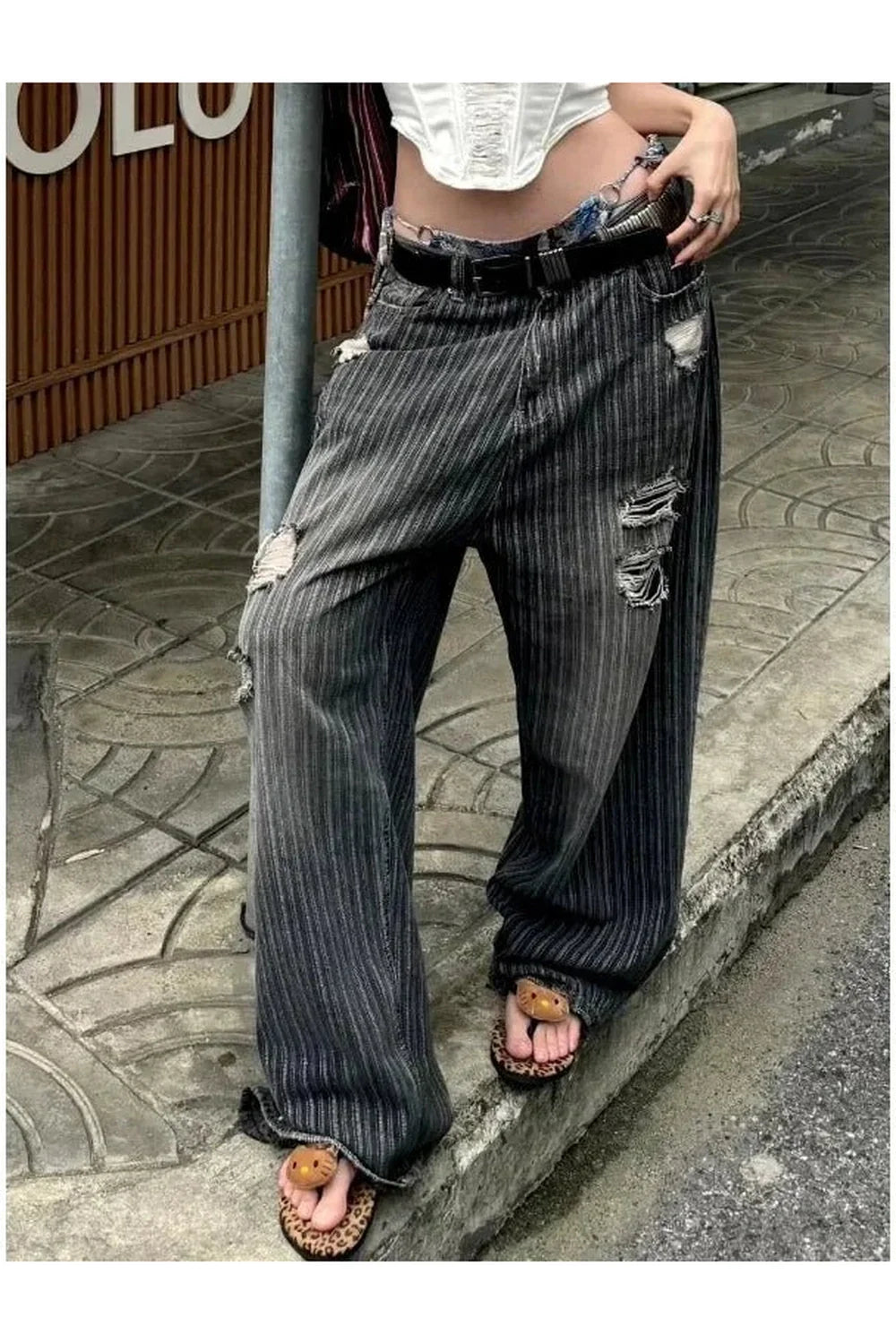 Grunge tarzı ile yırtık ve çizgili pantolon.