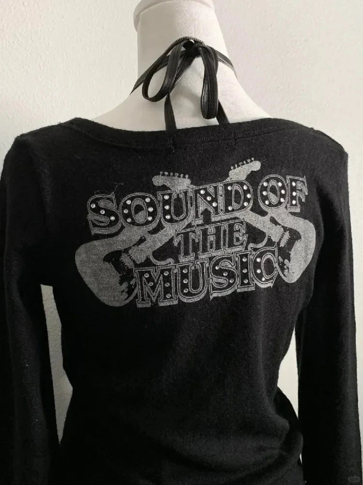 Grunge tarzını yansıtan uzun kollu üst giyim.