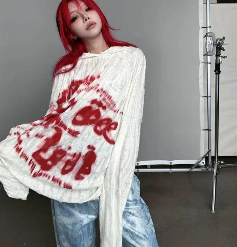 Grunge Graffiti Hoodie, sokak sanatı estetiğini yansıtan bir tasarım.