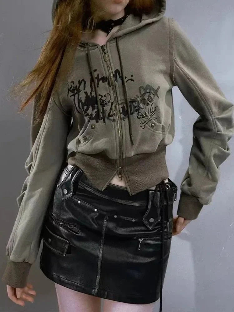 Koyu renkli  Grunge Grafik Kısa Fermuarlı Hoodie  sokak stiline uygun.