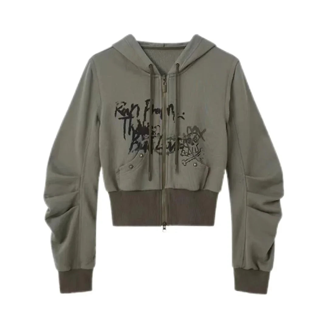 Grunge tarzıyla tasarlanmış kısa fermuarlı hoodie.