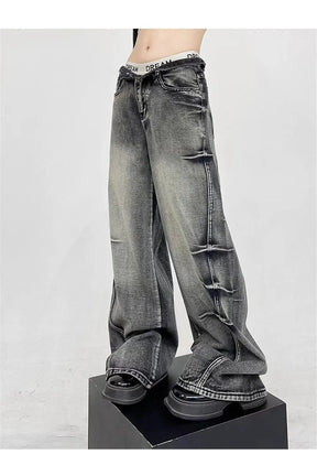 Geniş kesimli yüksek bel pantolon, grunge tarzını yansıtıyor.