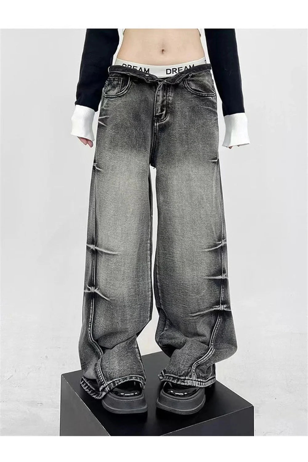 Yüksek bel ve geniş paça ile şık grunge tarzı pantolon.