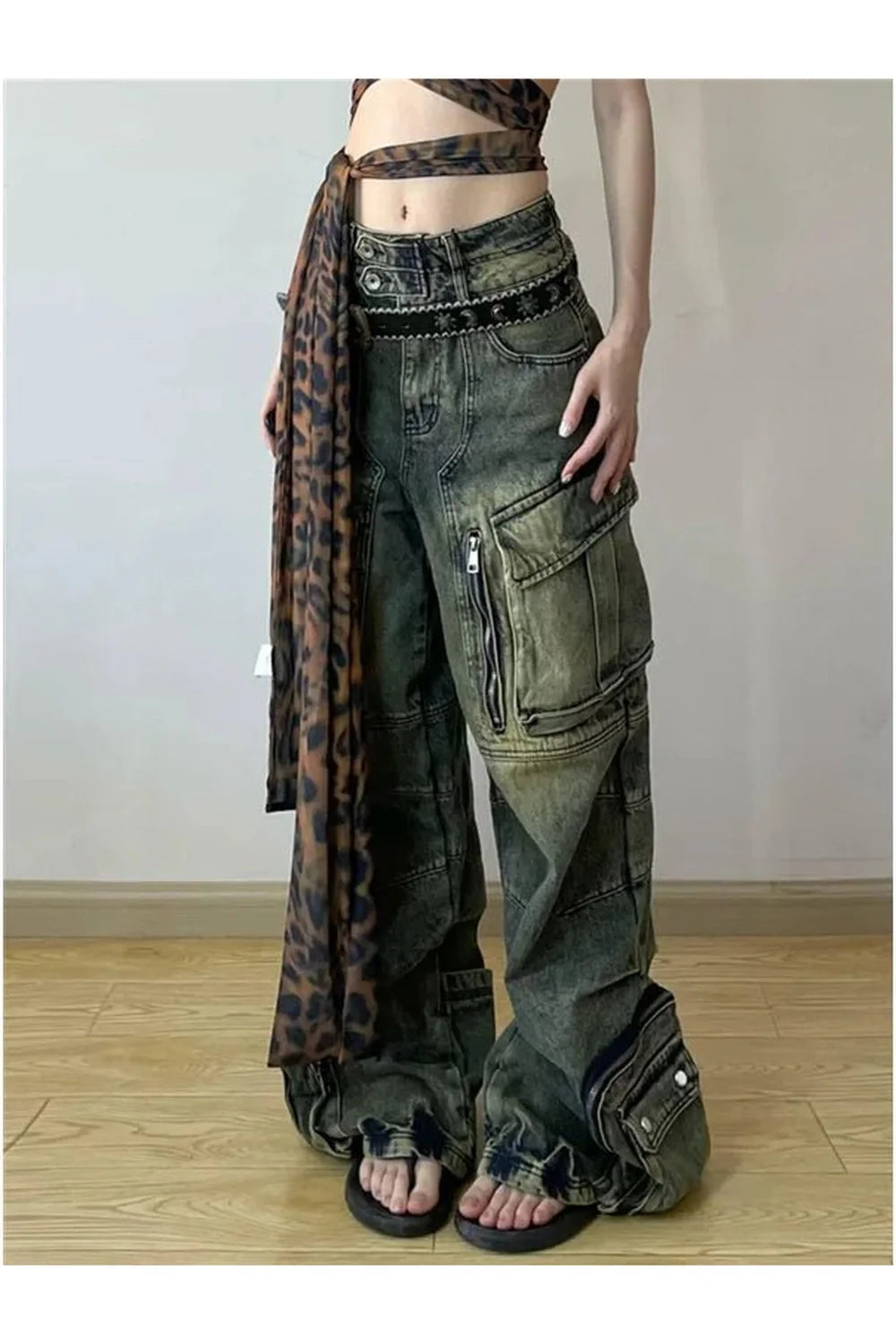 Oversize kesimiyle dikkat çeken Grunge Kargo Pantolon.