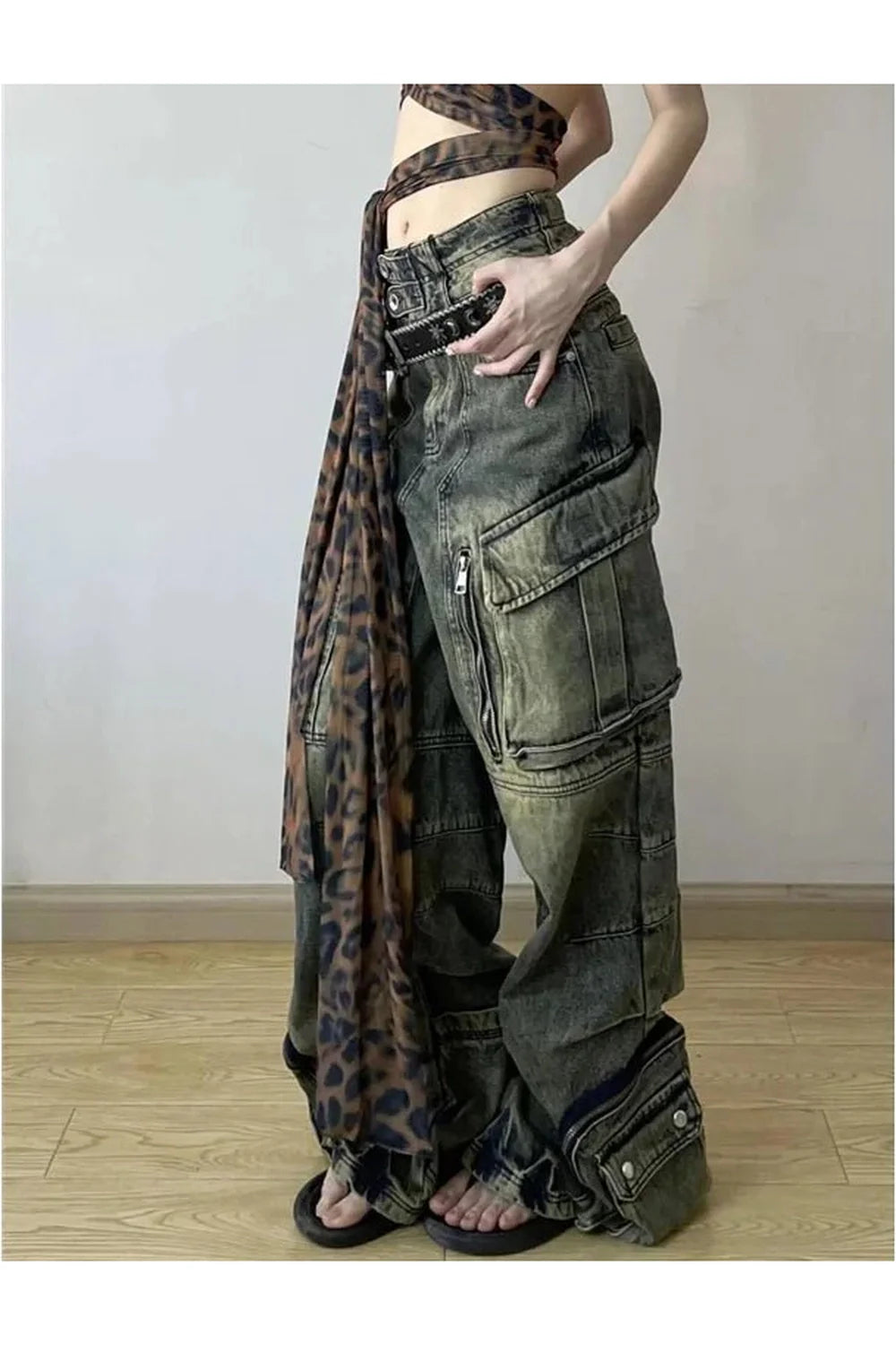 Geniş kesim Grunge Kargo Pantolon rahatlık ve tarzı birleştiriyor.