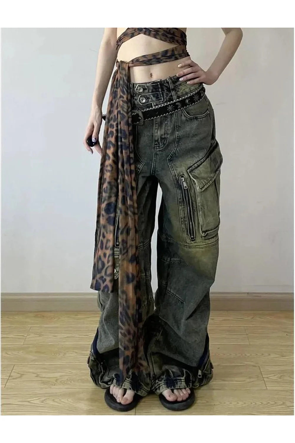 Geniş Grunge stili kargo pantolonu, rahat ve şık.