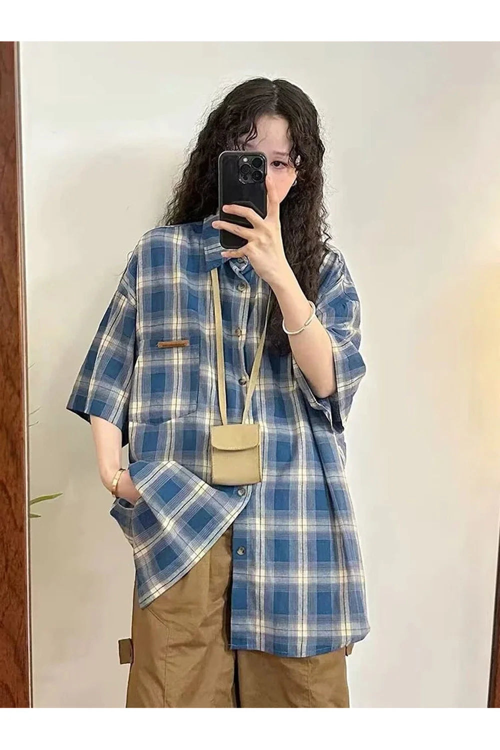 Grunge tarzında ekoseli desenli kısa kollu gömlek.