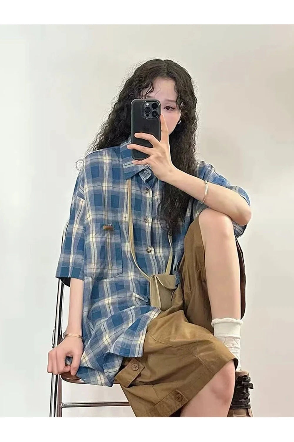 Grunge tarzında ekoseli desenli kısa kollu gömlek.