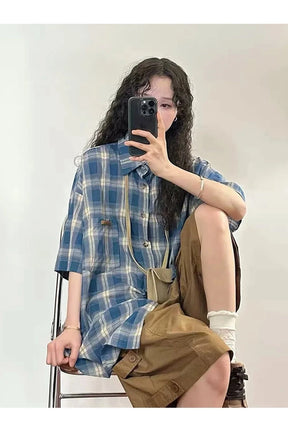 Grunge tarzında ekoseli desenli kısa kollu gömlek.