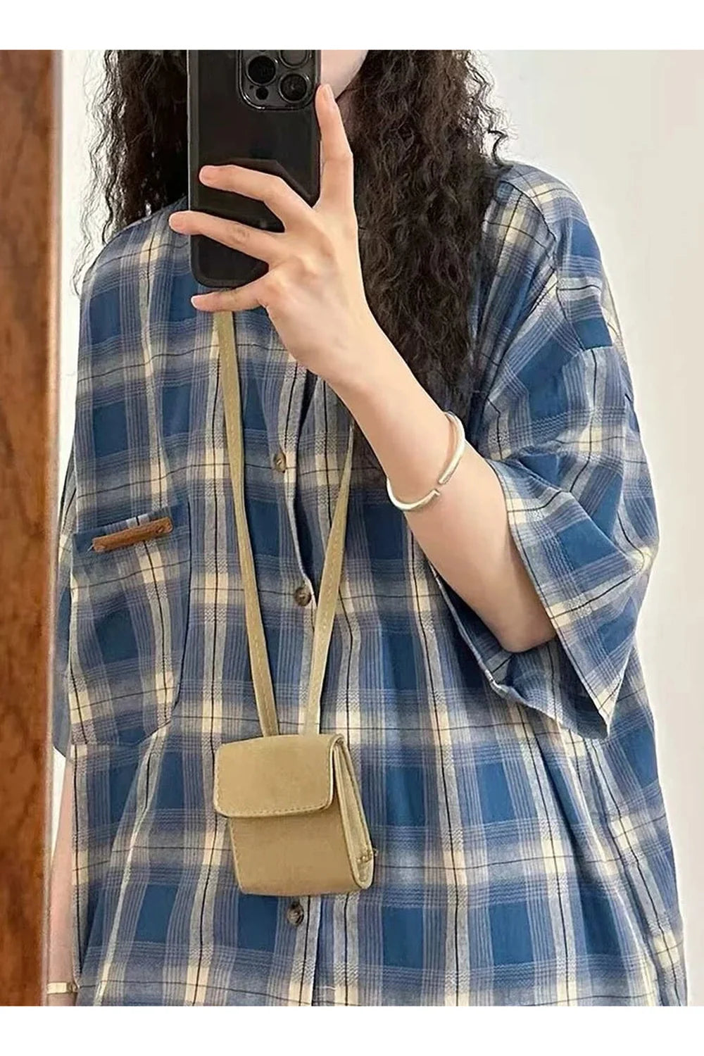 Grunge tarzında ekoseli desenli kısa kollu gömlek.