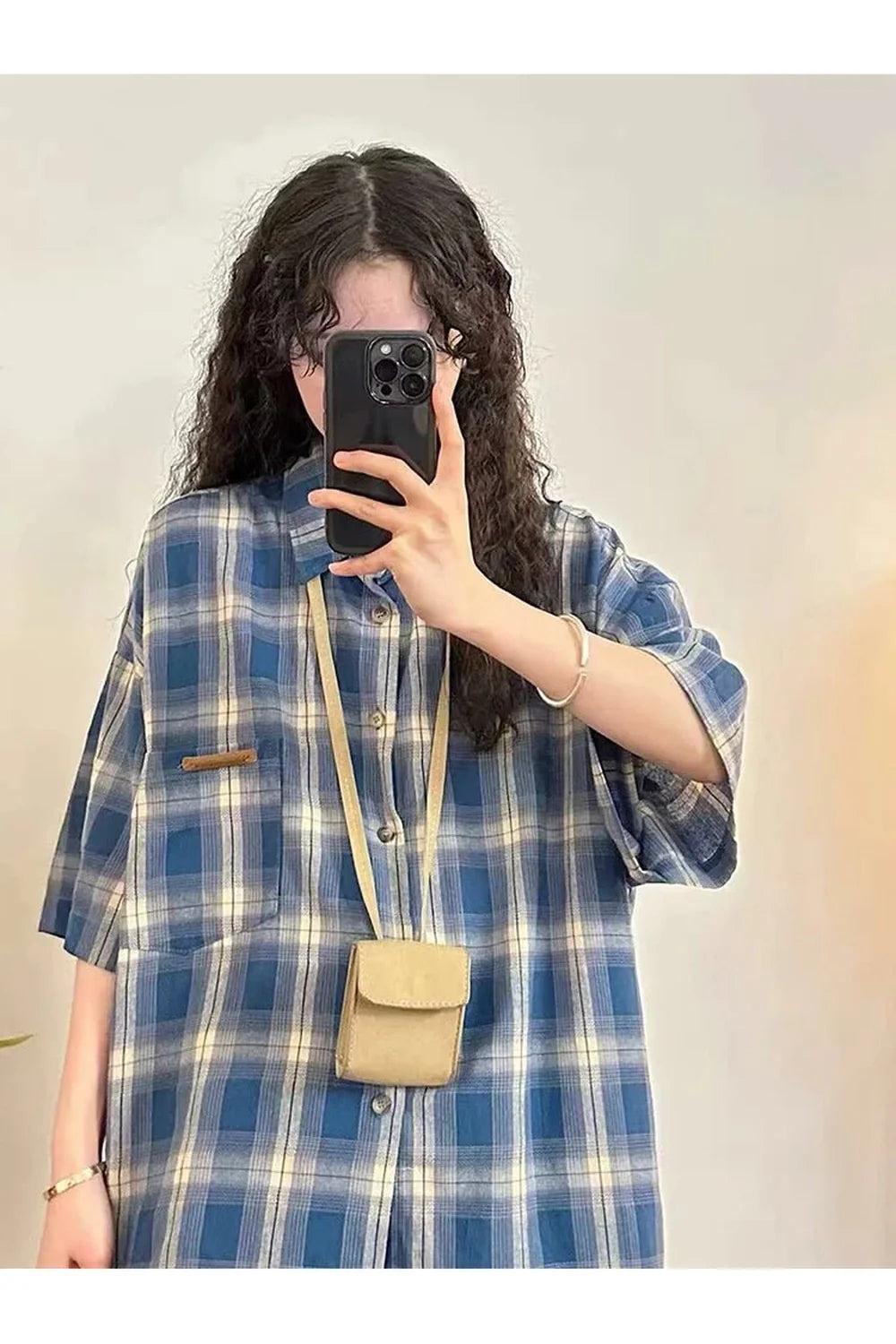 Grunge tarzıyla öne çıkan kısa kollu ekoseli gömlek.