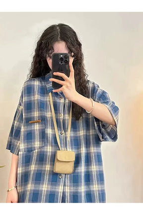 Grunge tarzıyla öne çıkan kısa kollu ekoseli gömlek.