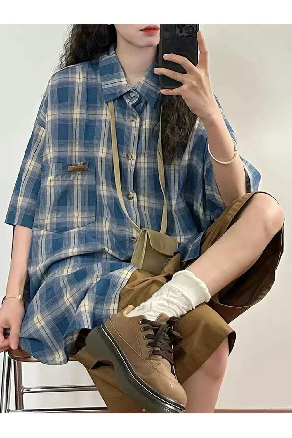 Grunge tarzı ekoseli kısa kollu gömlek rahat ve şık.