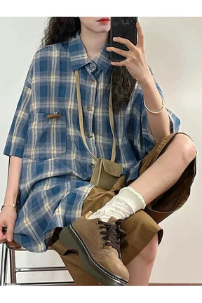 Grunge tarzı ekoseli kısa kollu gömlek rahat ve şık.