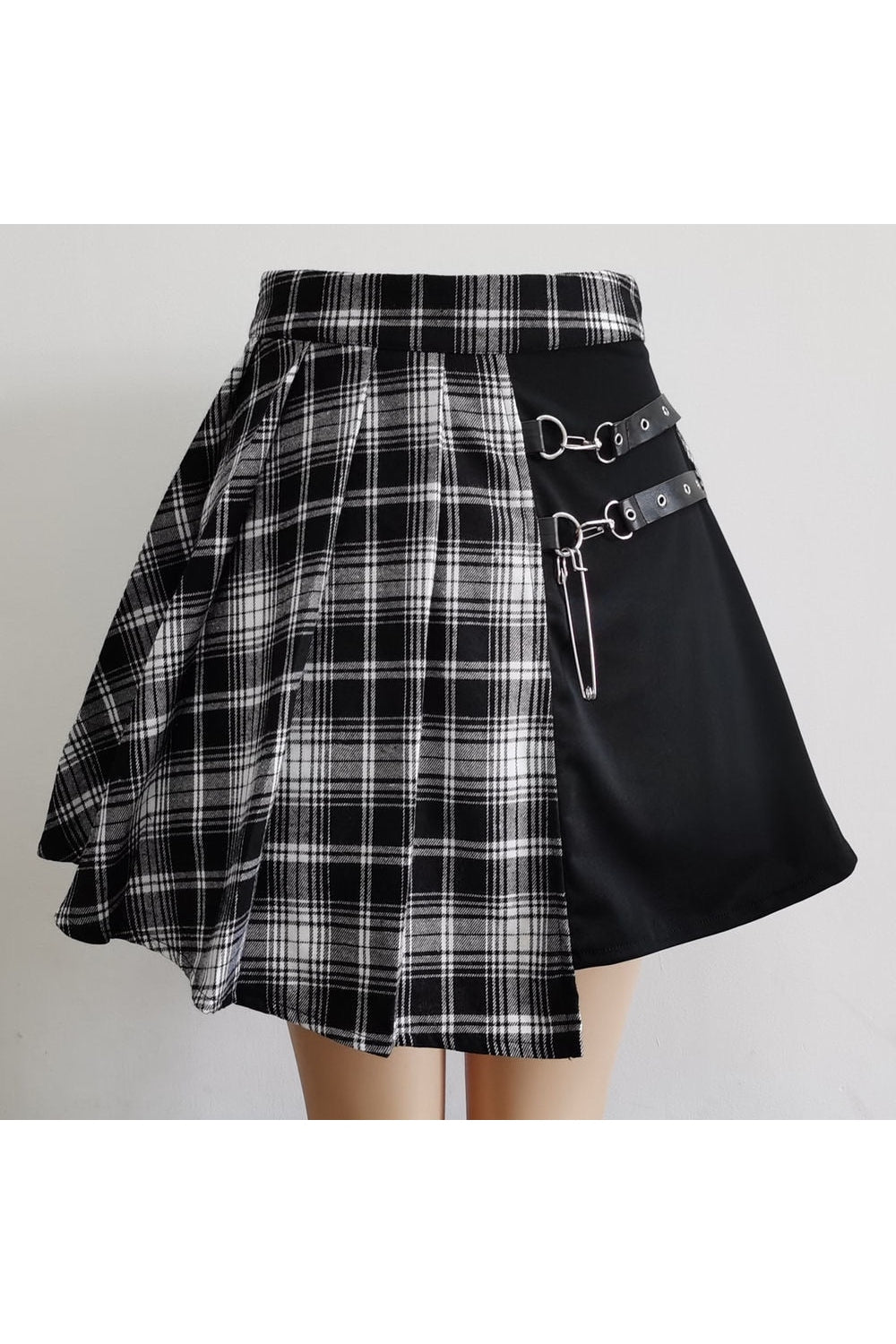 Grunge tarzını yansıtan skater kız için uygun mini etek.