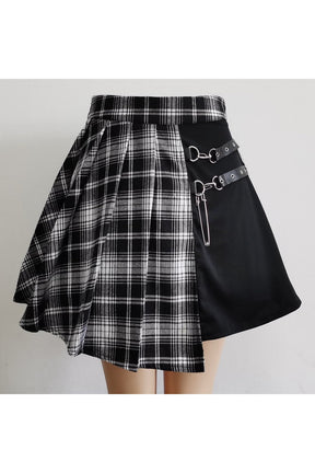 Grunge tarzını yansıtan skater kız için uygun mini etek.