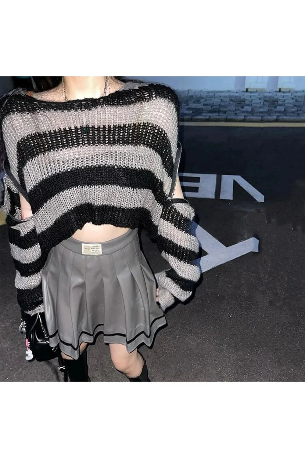 çizgili crop kazak, grunge tarzıyla modern ve rahat.