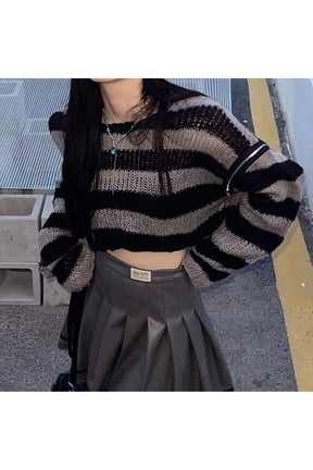 Grunge tarzında çizgili crop kazak, sokak modasına uyum sağlıyor.