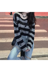 Grunge tarzında çizgili desenli crop kazak.
