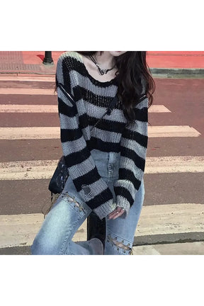 Grunge tarzında çizgili desenli crop kazak.