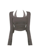 Halter yakalı, şık kesimli crop üst tasarımı.
