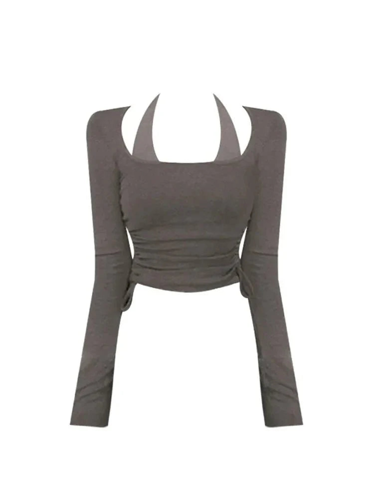 Halter yakalı, şık kesimli crop üst tasarımı.