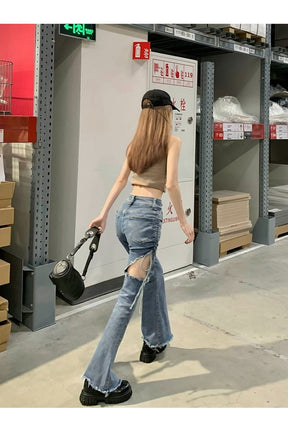 Oyuk detaylarıyla zenginleşen ispanyol paça kot pantolon.