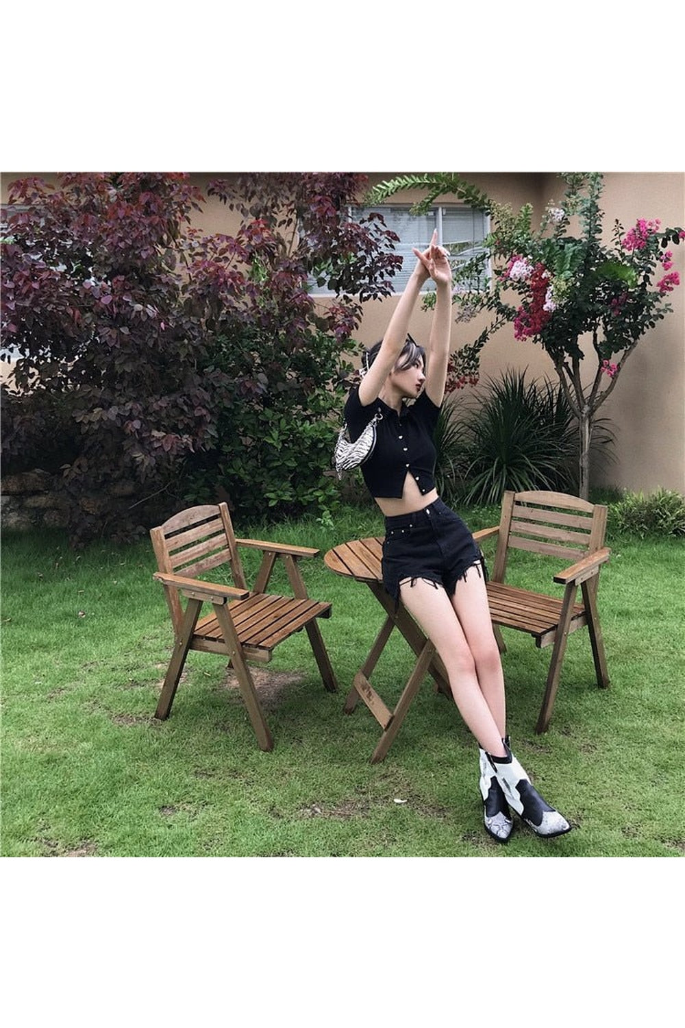 Kawaii tarzında sevimli ve gotik tasarımlı crop üst.