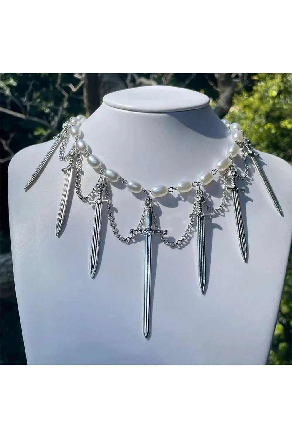 şövalye onurunu yansıtan inci choker zarif bir parçadır.