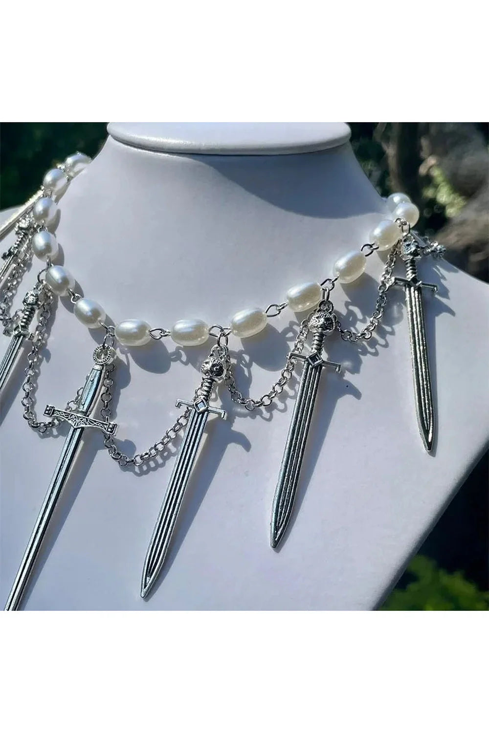 şövalye Onuru inci Choker, zarif ve büyüleyici bir takı.