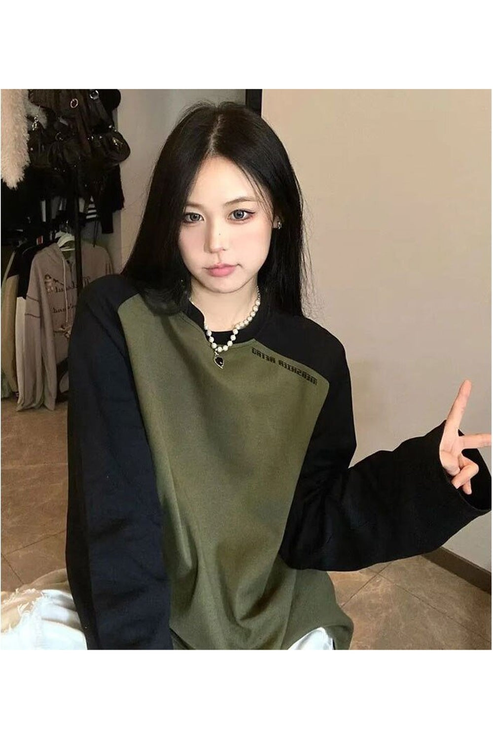 Sonbahar esintilerini yansıtan Kapüşonlu Kore tarzı sweatshirt.