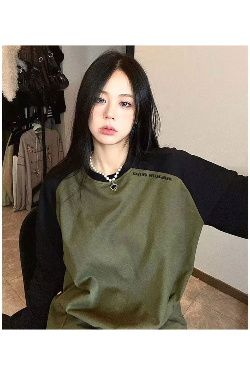 Sonbahar havasını yansıtan Kore tarzı kapüşonlu sweatshirt.